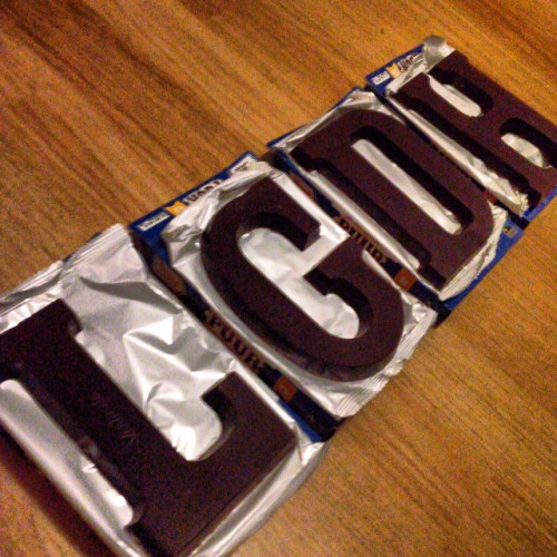 Omdat de S altijd wel te krijgen is, krijg ik nooit een andere letter. Nu de chocoladeletters maar 50 cent waren kon ik me niet inhouden: ik kocht vier letters die ik nog nooit van chocola had gezien.