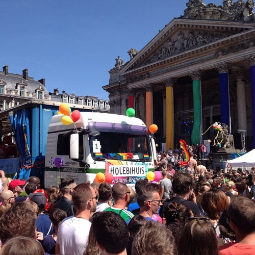 Ook hier nog even, omdat ik hem filterloos zo mooi vind. Gister bij toeval in de Gay Pride van Brussel. Gek, zo zonder bootjes.