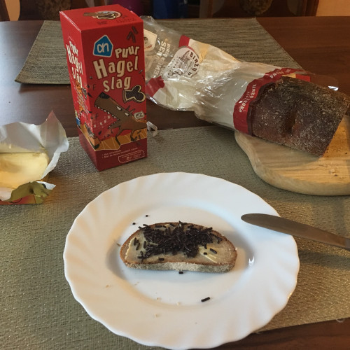 Nederlands-Litouws ontbijt: de hagelslag die ik als cadeau voor D. had meegenomen (hij eet het niet, blijkt) en het Litouwse komijnbrood dat ik in de supermarkt kocht (D. eet ook geen brood).